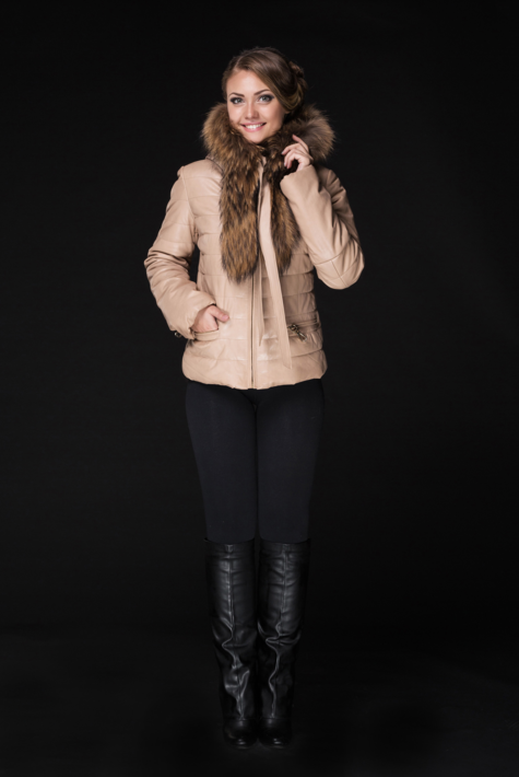 Женская кожаная куртка из натуральной кожи с капюшоном, отделка енот 8010390